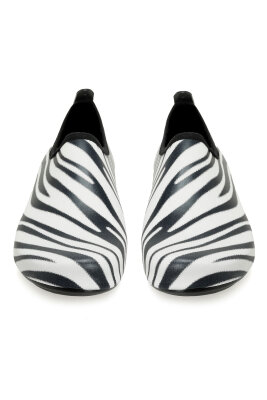 Bright Zebra Desenli Kaymaz Tabanlı Esnek Hafif Kadın Havuz Plaj Deniz Ayakkabısı - 4