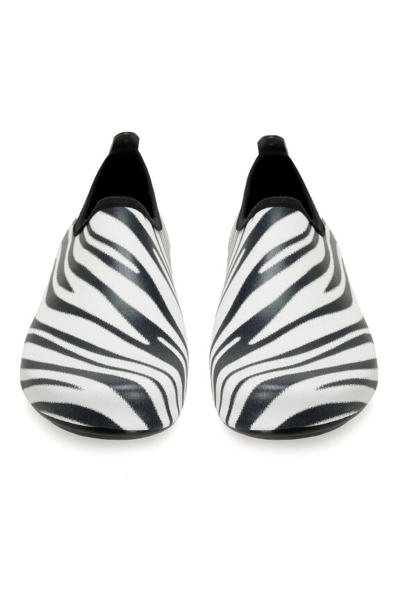 Bright Zebra Desenli Kaymaz Tabanlı Esnek Hafif Kadın Havuz Plaj Deniz Ayakkabısı - 4